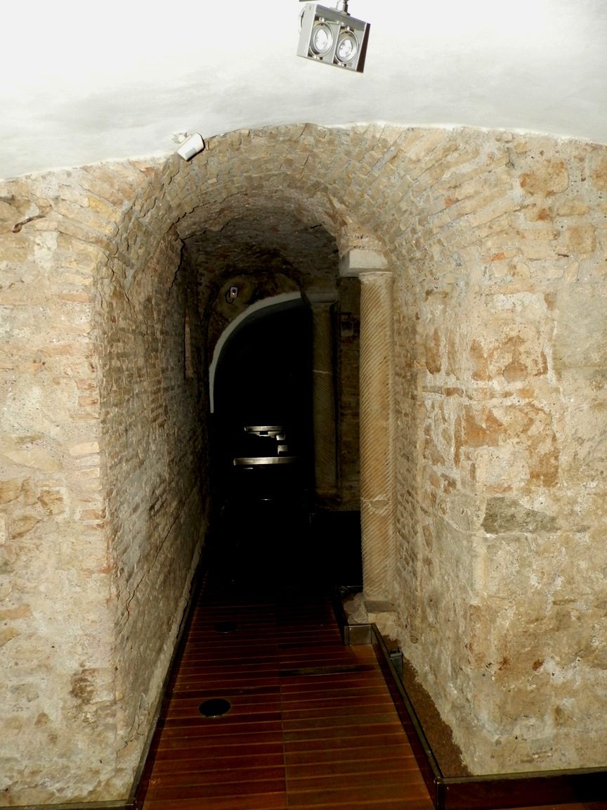 old temple of Esculapio. Rome 2.JPG
